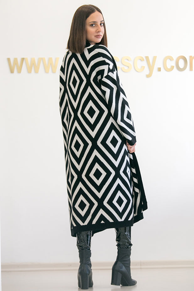 Queencii – Clarisse Geometric Cardigan Black & White