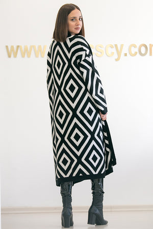 Queencii – Clarisse Geometric Cardigan Black & White