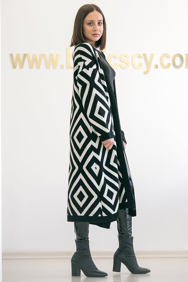 Queencii – Clarisse Geometric Cardigan Black & White