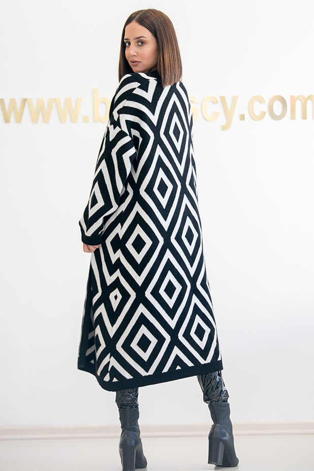 Queencii – Clarisse Geometric Cardigan Black & White