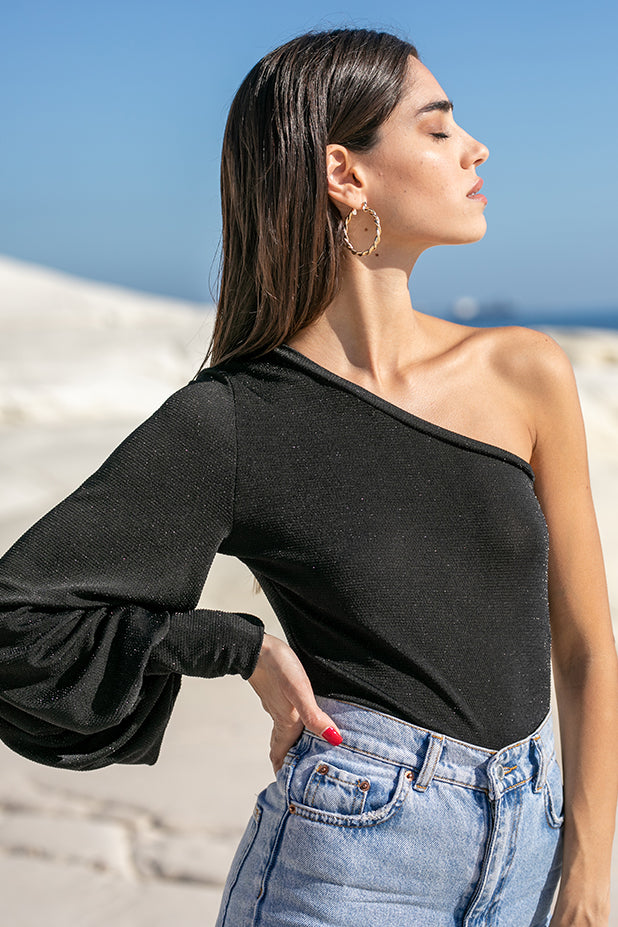 Sun Sea & Roses – Alectrona One Shoulder Balloon Sleeve Top Black