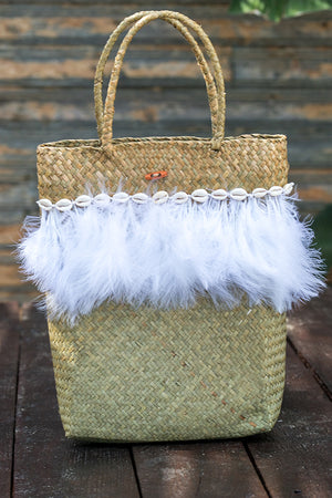 Queencii – Ruth Beach Straw Bag Feathers Seashell Beige White